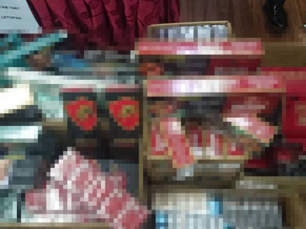 Sebahagian rokok seludup pelbagai jenama yang berjaya dirampas pada Isnin lalu.