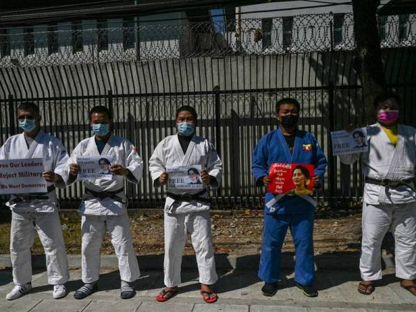 Sebahagian peserta protes memakai pakaian tae kwan do ketika menyertai protes di Yangon. - Foto: AFP