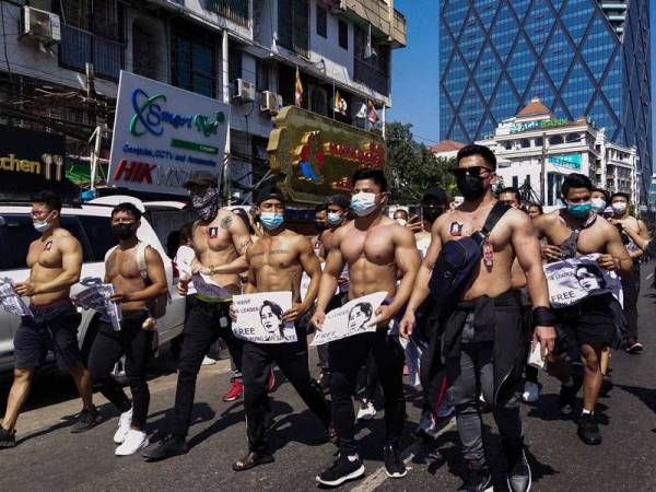 'Abam sado' yang berarak ketika menuntut pembebasan Aung San Suu Kyi. - Foto: AFP