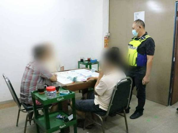 Empat warga tempatan yang ditahan selepas dikesan berjudi dalam sebuah restoran ketika PKP.