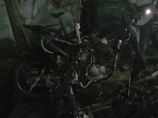 Salah sebuah motosikal yang terbakar dalam kejadian di Blok 11, Flat Taman Jinjang Baru di sini pada awal pagi Khamis.