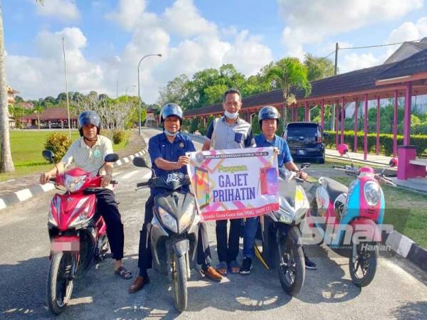 Zukri Suzita (dua dari kiri) bersama guru-guru SK Othman Talib 2 bermotosikal menjayakan Program Gajet Prihatin dengan menjejak murid tercicir PdPR.
