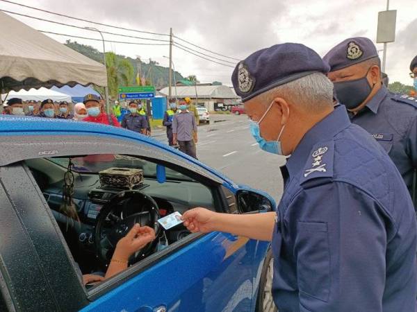 Kasuahdi memeriksa kenderaan yang melalui Sekatan Jalan Raya (SJR) Jalan Kuala Kangsar, Ipoh pada Khamis sempena Program Jeneral Turun Padang.