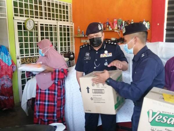 Barangan keperluan asas disampaikan bagi membantu keluarga mangsa meneruskan kelangsungan hidup.