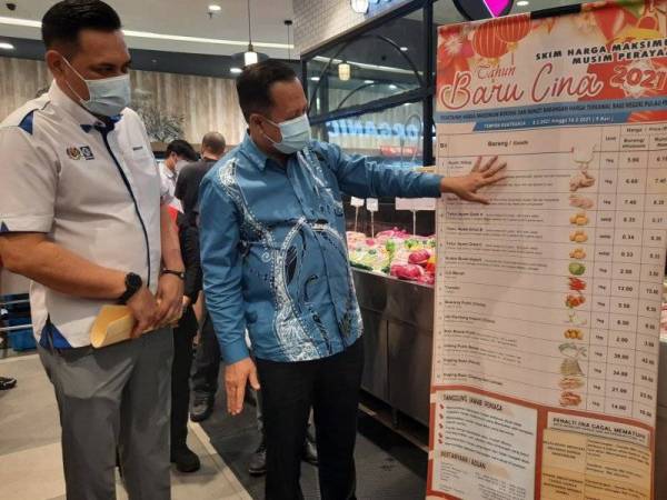 Abdul Halim mengumumkan penentuan harga maksimum barangan harga terkawal skim harga maksimum musim perayaan Tahun Baharu Cina 2021 di Pasar Raya AEON di Queensbay pada Khamis.