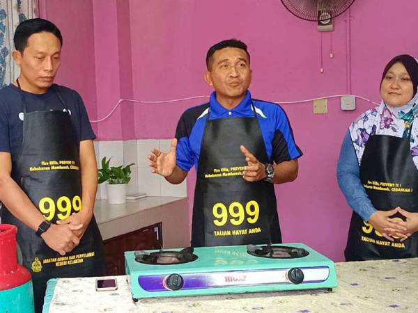 Azhar Elmi (tengah) bersama rakannya dari pasukan 'White Sand Warriors', Balai Bomba dan Penyelamat Pasir Puteh menunjukkan demonstrasi penggunaan SR LPG Gas.