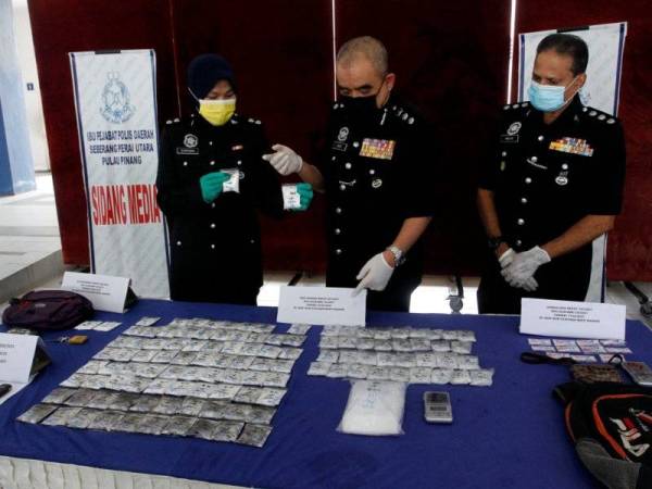 Noorzainy (tengah) menunjukkan dadah yang dirampas dari suspek dalam sidang akhbar pada Khamis.