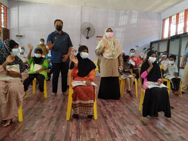 Abdul Rahman dan Exco Pembangunan Luar Bandar Kedah, Datuk Siti Ashah Ghazali bersama murid orang asli mengikuti PdPR di Kampung Lubuk Legong, Baling pada Khamis.