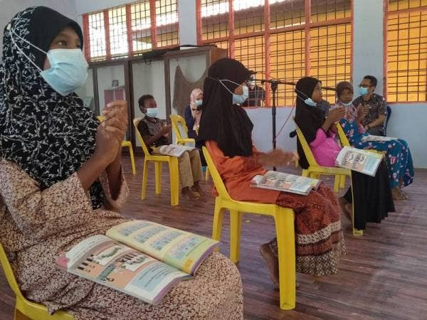Antara komuniti Orang Asli Suku Kensui yang menikmati kemudahan PdPR di Dewan Orang Ramai, Kampung Lubuk Legong Baling Kedah.