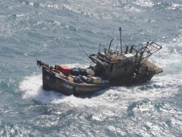 Salah sebuah bot nelayan asing yang diusir oleh KM Amanah selepas dikesan menceroboh perairan negara. (foto: ihsan APMM Terengganu)