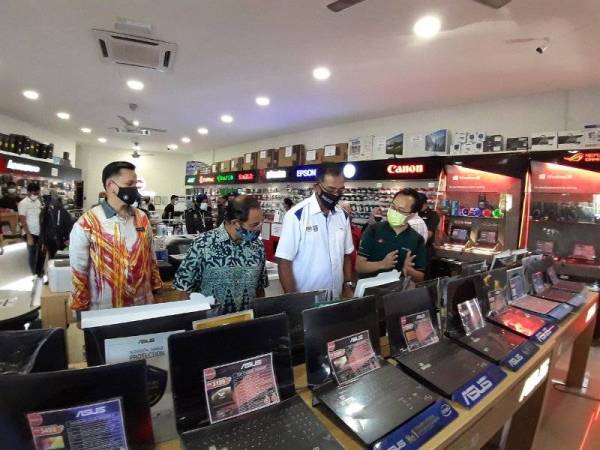 Rosol (dua dari kanan) semasa melakukan lawatan dan pemeriksaan di sebuah pusat penjualan dan servis komputer di Panji Curve, di sini Khamis.