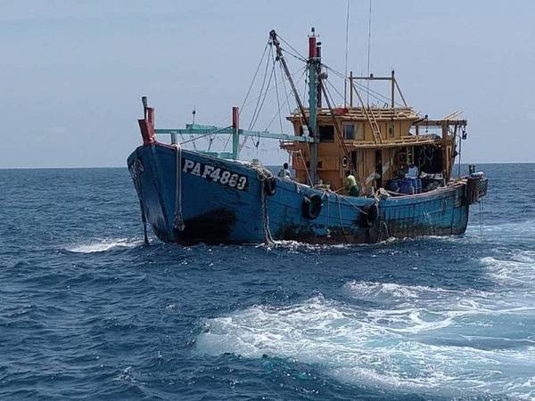 Bot nelayan tempatan ditahan pada Rabu selepas hasil pemeriksaan mendapati beroperasi dengan lesen tamat tempoh. Foto APMM Zon Kemaman