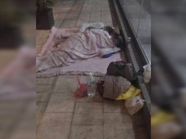 Sarawanan, isteri dan dua anaknya sebelum ini terpaksa tidur di luar pejabat DBKL kerana tidak mempunyai tempat tingal. - Foto FB P Prabakaran