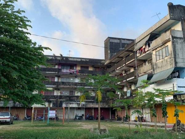 Flat Jalan Bayam yang juga antara flat lama di Kelantan.