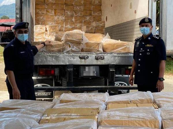 Ayam sejuk beku yang dirampas polis diserahkan kepada Maqis untuk tindakan lanjut.