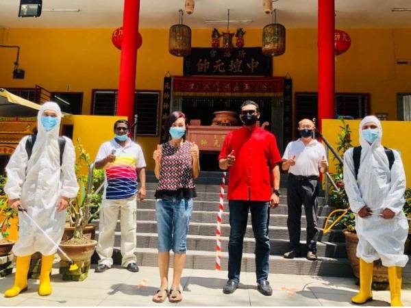 Mahathir (Empat dari kiri) selepas selesai melakukan kerja sanitasi di sebuah rumah ibadat di Kampung Kasipillay, Segambut pada Jumaat.