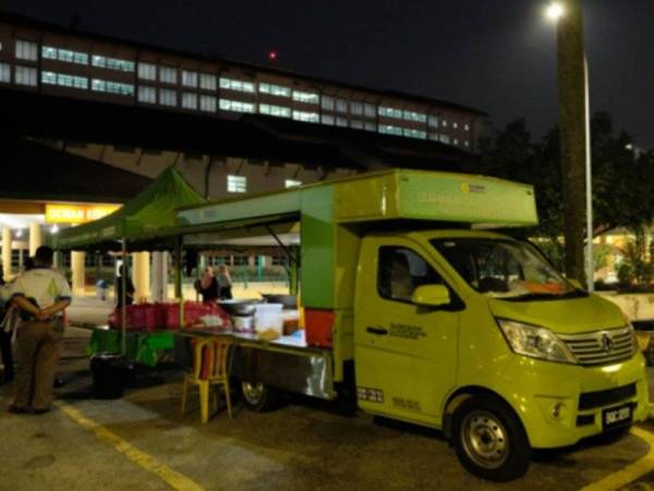 Makanan dimasak di atas trak makanan bagi memastikan ia panas sewaktu diagihkan kepada petugas barisan hadapan yang bekerja syif malam.