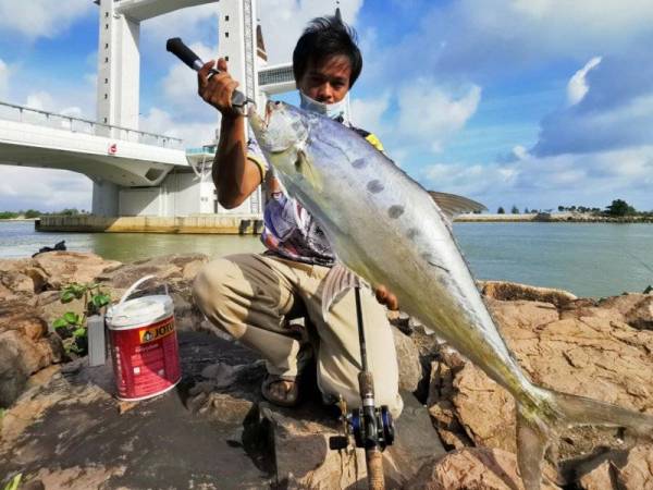 Mohd Khairuddin dari Kampung Panji, Kuala Terengganu bersama seekor ikan talang dengan anggaran berat 4.5kg yang diperoleh hasil aktiviti memancing pada Jumaat.