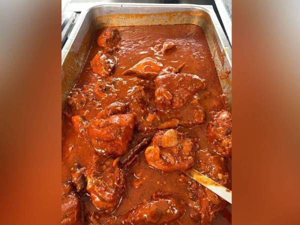 Ayam masak merah yang menjadi menu wajib kenduri kahwin terdapat di Uncle Ali Catering.