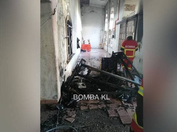 Kebakaran dari meja di koridor bangunan digunakan oleh pengawal keselamatan.