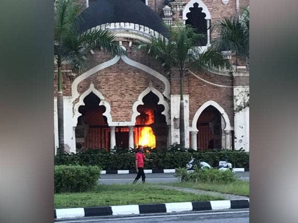 Kebakaran kecil di depan Panggung Bandaraya pagi Sabtu.