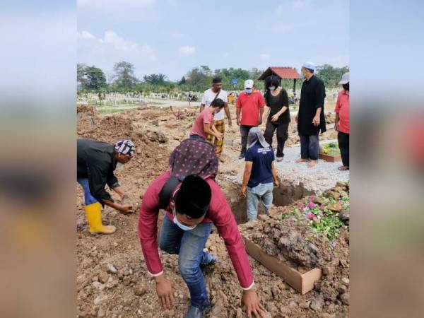 Keluarga Haris memberikan kerjasama yang baik sepanjang proses pengebumian arwah Haris. - Foto Facebook LZS.