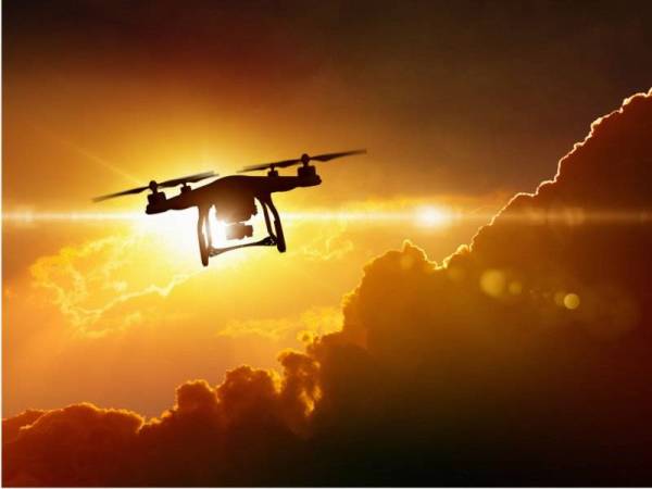 Penyeludup mungkin menggunakan dron untuk memantau sempadan bagi mengelak aktiviti mereka dikesan pihak berkuasa. - Foto 123RF