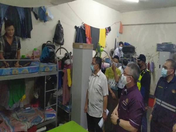 Adham (dua dari kanan) meninjau keadaan tempat tinggal warga asing di Senai pada Sabtu.