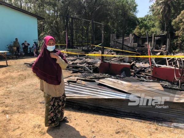 Kebakaran memusnahkan dua rumah penduduk di hadapan Masjid Alor Bakat, Mahligai, Bachok pada Sabtu.