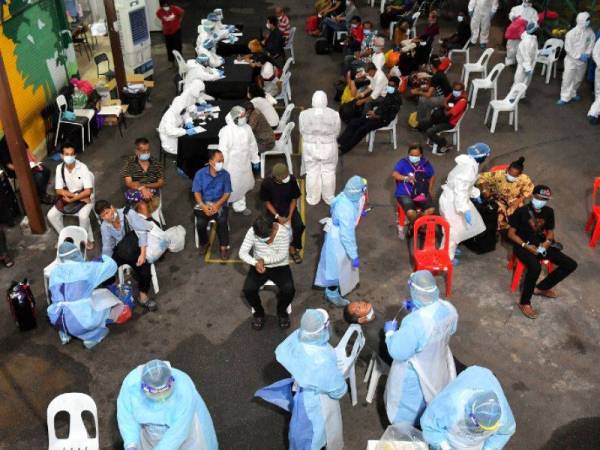 Golongan berisiko dan anggota keluarga B40 yang tinggal di kawasan berkepadatan tinggi seperti pangsapuri Projek Perumahan Rakyat (PPR) perlu diberi keutamaan untuk menerima vaksin Covid-19. Gambar hiasan