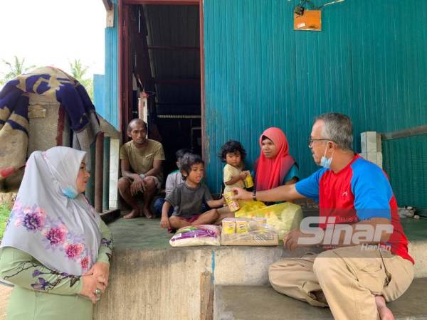 Keluarga Rozila menerima kunjungan wakil Chempaka Merah Asnaf di rumahnya di Kampung Pangkal Ketereh.