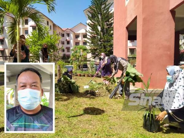 Penduduk bekerjasama melakukan gotong-royong bagi memastikan kebersihan PPR Harmoni Paya Nahu 2 terjamin. (Gambar kecil: Sabri Man)