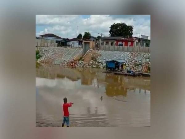 Video TikTok yang tular sejak beberapa hari lalu menunjukkan penduduk tempatan dan negara jiran sedang bertukar-tukar barang yang ditarik menggunakan tali merentangi Sungai Golok.