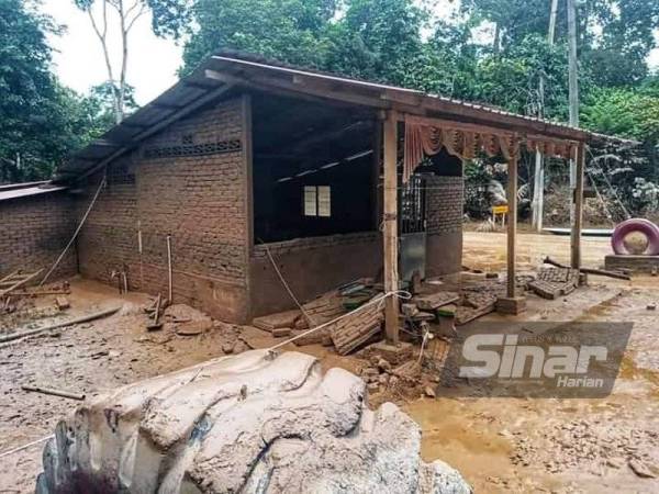 Keadaan rumah yang didiami keluarga itu sebelum ini yang turut terjejas akibat ditenggelami banjir awal banjir.