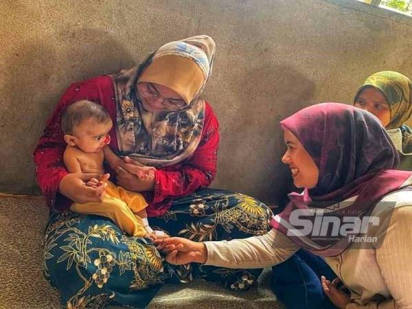 Muhammad Aisy bersama ibunya,Siti Nor Farhanis ketika menerima kunjungan pelbagai pihak sebelum ini.
