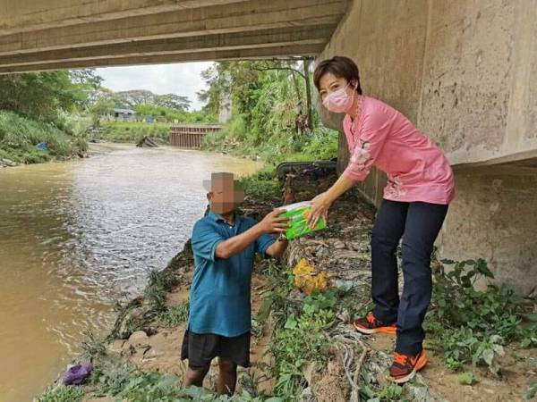 Nicole menyerahkan sumbangan makanan sebaik mendapat aduan berhubung keadaan lelaki itu pada Ahad.