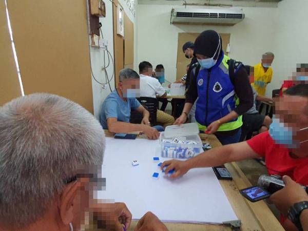 Peralatan yang digunakan untuk berjudi turut dirampas ketika serbuan di dalam rumah kampung yang dijadikan tempat untuk berjudi.