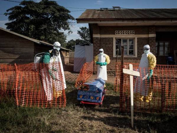 Kira-kira 28,616 kes jangkitan dan 11,310 kematian akibat Ebola direkodkan di Guinea, Liberia dan Sierra Leone ketika epidemik itu melanda pada 2014-2016. - Foto: AFP