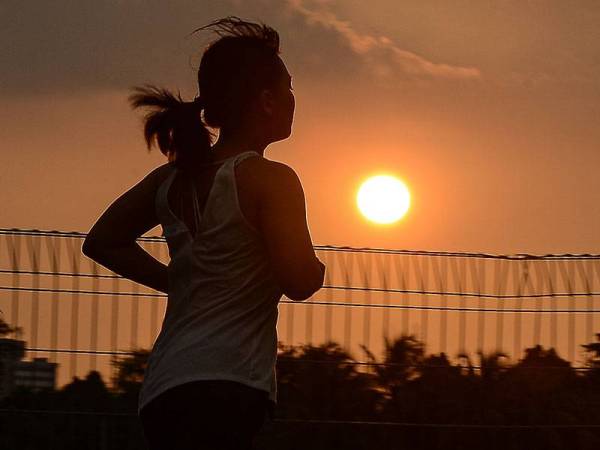Kelihatan seorang wanita sedang meluangkan masa melakukan aktiviti jogging pada hujung minggu dalam tempoh Perintah Kawalan Pergerakan (PKP) ketika tinjauan di sekitar Tasik Titiwangsa hari ini.