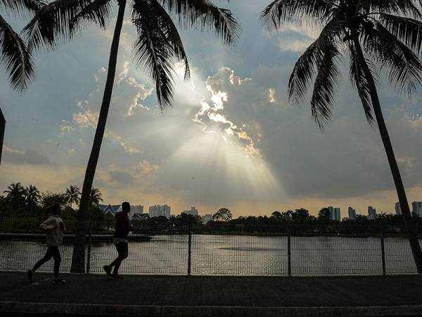 Orang awam dilihat meluangkan masa melakukan aktiviti riadah pada hujung minggu dalam tempoh Perintah Kawalan Pergerakan (PKP) ketika tinjauan di sekitar Tasik Titiwangsa hari ini.