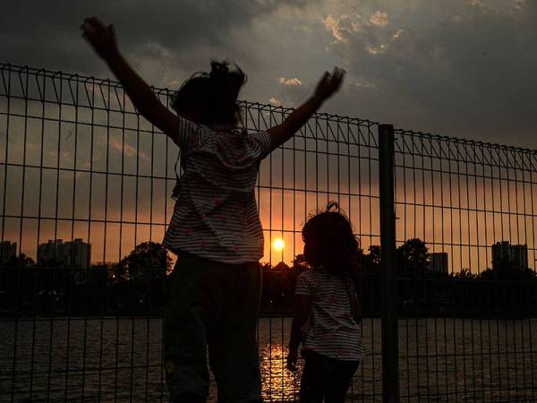 Dua kanak -kanak kelihatan sedang meluangkan masa melakukan aktiviti riadah pada hujung minggu dalam tempoh Perintah Kawalan Pergerakan (PKP) ketika tinjauan di sekitar Tasik Titiwangsa hari ini. 