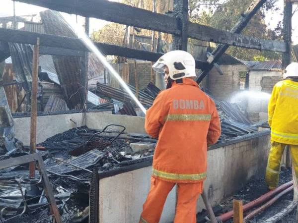 Sebanyak 10 rumah di Jalan Seberang Kereta Api, Sungai Korok, Alor Setar hangus dalam kebakaran pada petang Ahad.