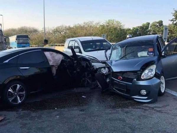 Tindakan seorang wanita memandu kereta melawan arus menyebabkan kemalangan dengan tiga buah kenderaan lain. - (Kredit pembaca)