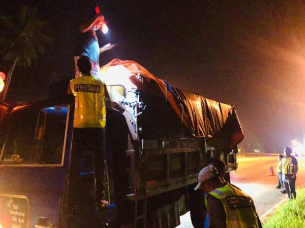 Pegawai Perhutanan melakukan pemeriksaan pada muatan lori-lori dalam Ops Oren yang bermula Selasa hingga Jumaat lalu. Foto: Ihsan Jabatan Perhutanan Perak.