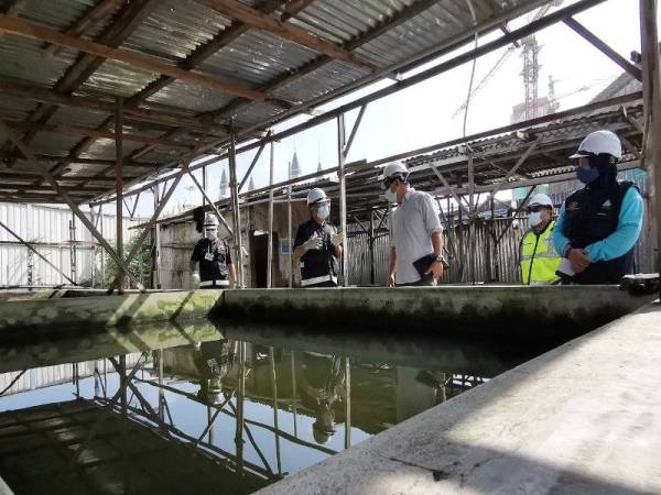 Farihah (kanan) meninjau fasiliti di lokasi penginapan sementara pekerja warga asing di dua tapak pembinaan di Kuala Terengganu pada Isnin.