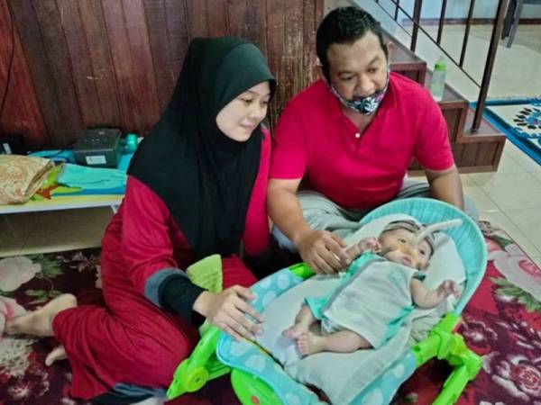 Nur Rhoshaida dan Mohd Nazri tabah menjaga Muhammad Adam yang disahkan menghidap tulang rapuh.