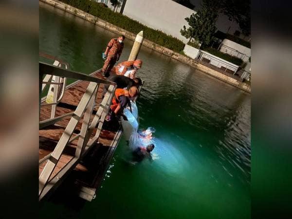 Anggota bomba menemukan mayat seorang warga emas terapung-apung di bawah jeti di Emerald Bay, Puteri Harbour, Iskandar Puteri pada tengah malam Isnin.