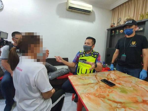 Johari mengambil keterangan daripada wanita berusia 49 tahun yang membenarkan anaknya menjalankan aktiviti perjudian di rumah mereka di Taman Impian Murni, Bukit Mertajam awal pagi Selasa.