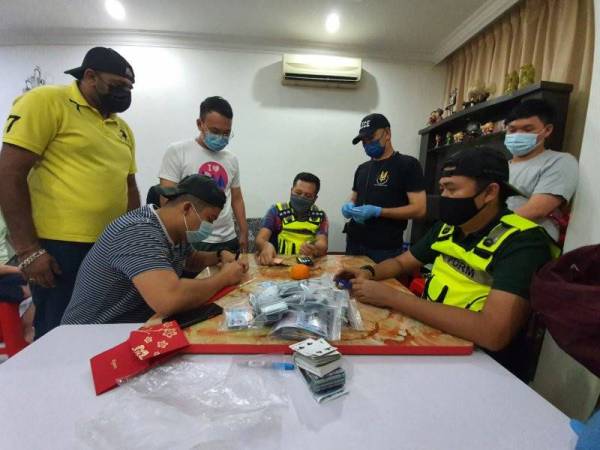 Polis merampas wang tunai lebih RM30,000 dalam serbuan Ops Limau di Taman Impian Murni, Bukit Mertajam awal pagi Selasa.