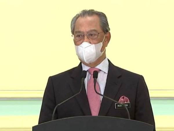 Muhyiddin ketika berucap pada majlis pelancaran Buku Panduan Program Imunisasi Covid-19 Kebangsaan di pejabatnya, di sini pada Selasa.